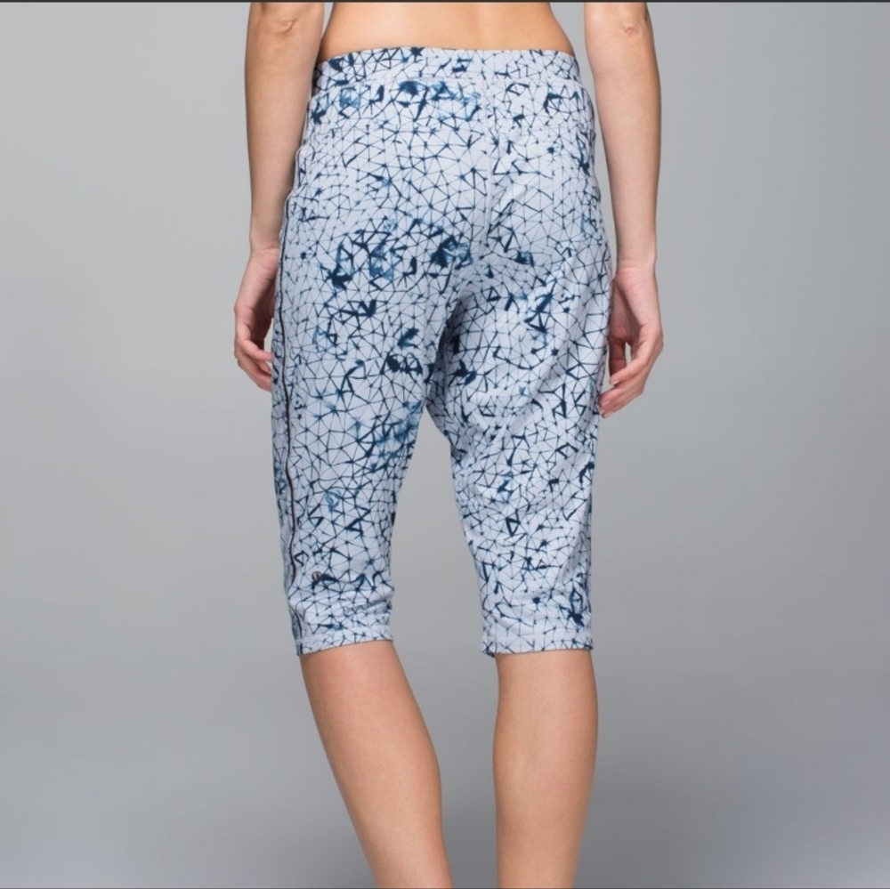 ☀️Lululemon Retreat Yogi Crop in Star Crushed Silver Fox Deep Navy